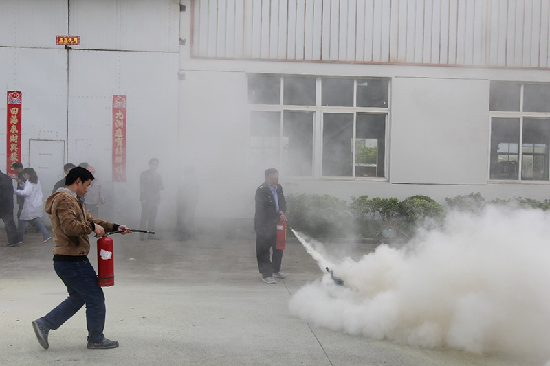 警報響起，員工撤離現場