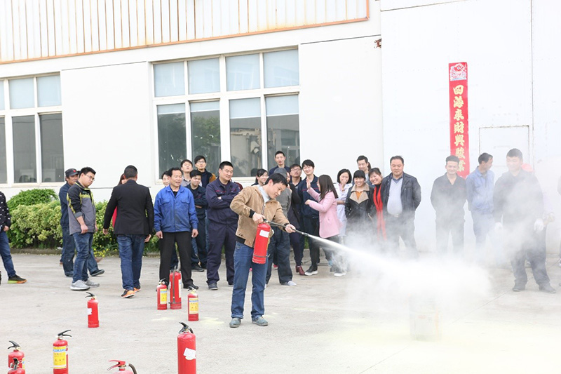 員工站在安全區域觀看滅火全過程